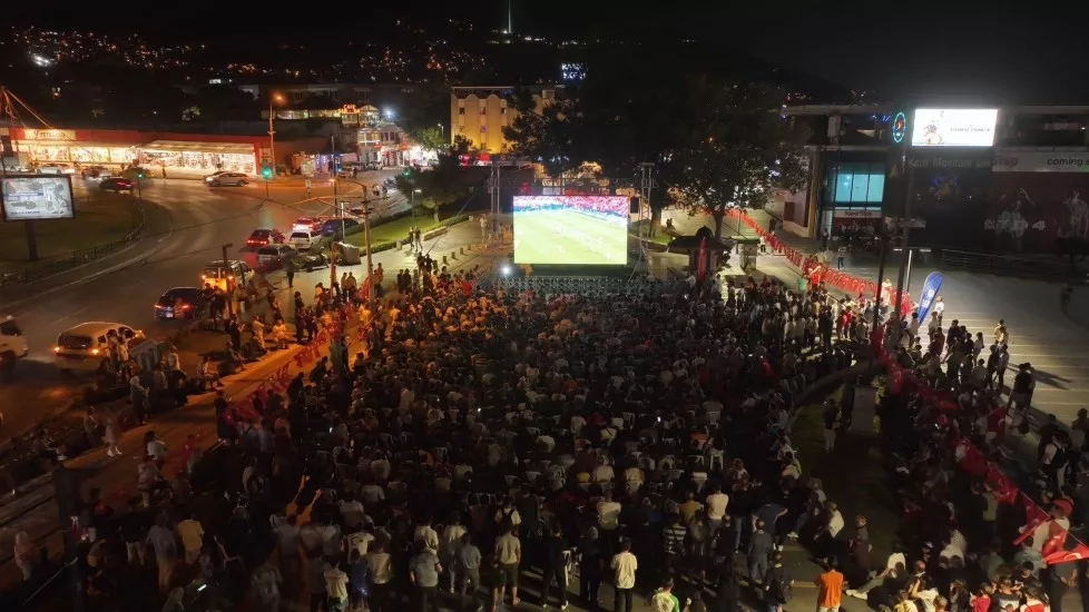 Mustafa Bozbey - BURSA'DA MİLLİ COŞKU MEYDANLARA TAŞTI - Bursa kenetlendi, 