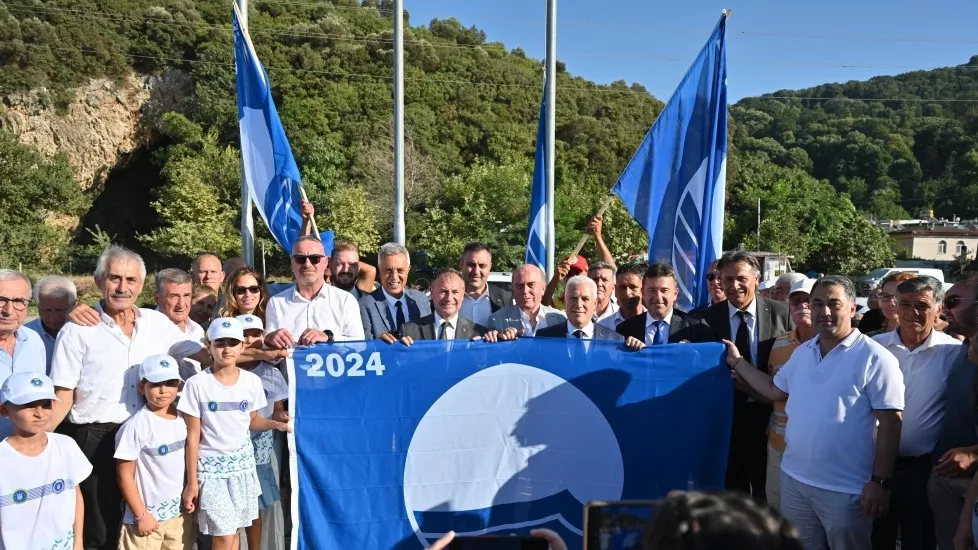 Mustafa Bozbey - BURSA SAHİLLERİNDE 'MAVİ BAYRAK' DALGALANIYOR - Bursa'nın sahil kenti kimliğini öne çıkarmak için Mudanya, Gemlik ve Karacabey sınırlarındaki 115 kilometre deniz kıyısı ile İznik ve Uluabat'taki 162 kilometre göl kıyısında hizmet kalitesini artırdık. Türkiye Çevre Eğitim Vakfı'ndan İznik İnciraltı Halk Plajı, Karacabey Kurşunlu Plajı ve Karacabey Malkara Plajı için Mavi Bayrak aldık.