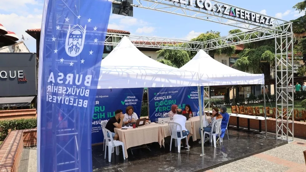 Mustafa Bozbey - TERCİH DÖNEMİNDE GENÇLERİMİZİN YANINDAYDIK - Yıl içerisinde üniversite sınavına hazırlanan öğrencilere eğitim desteği sağlarken, sınav sonrası da önemli karar noktalarından biri olan üniversite tercihlerinde gençlerimizi yalnız bırakmadık. Üniversite tercihi yapan gençlere, 19 noktaya kurduğumuz tercih çadırları ile ücretsiz danışmanlık hizmeti verdik.