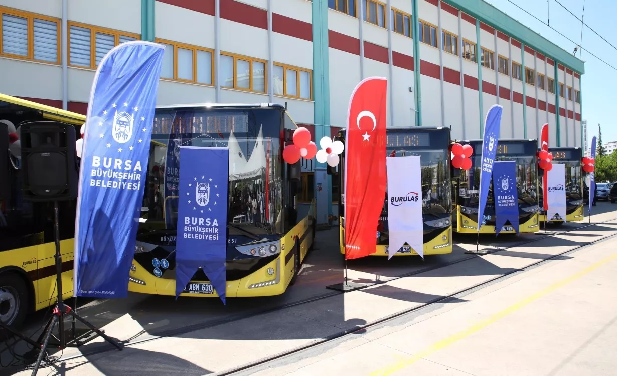 Mustafa Bozbey - BURULAŞ FİLOSU DAHA İYİ BİR ULAŞIM HİZMETİ İÇİN GENÇLEŞİYOR - Büyükşehir'in ulaşım filosunu gençleştirerek Bursalılara daha modern, güvenli ve konforlu bir ulaşım hizmeti sunuyoruz. Bu hedefler doğrultusunda BURULAŞ filosuna 10 yeni otobüs kazandırdık. Toplamda 547 araçla Bursa'mıza kesintisiz hizmet sunuyoruz.