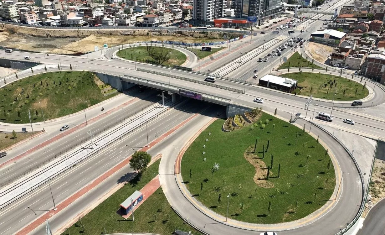 Mustafa Bozbey - BEŞYOL'DA KAVŞAK, ASFALTLAMA VE PEYZAJ ÇALIŞMALARI TAMAMLANDI - Yeşilin en çok yakıştığı kent olan Bursa'da Beşyol Kavşağı'nda başlattığımız peyzaj çalışmasını tamamlayarak bölgeye görsel zenginlik kattık. Bitkisel toprak serimi, otomatik sulama sistemi, aydınlatma ve bitkilendirme planlaması ile kente yeşil bir kavşak dokusu kazandırdık. Trafiğin en çok tıkandığı noktalardan olan Beşyol'da köprülü kavşak ve asfaltlama çalışmalarını tamamlayarak hizmete açtık.