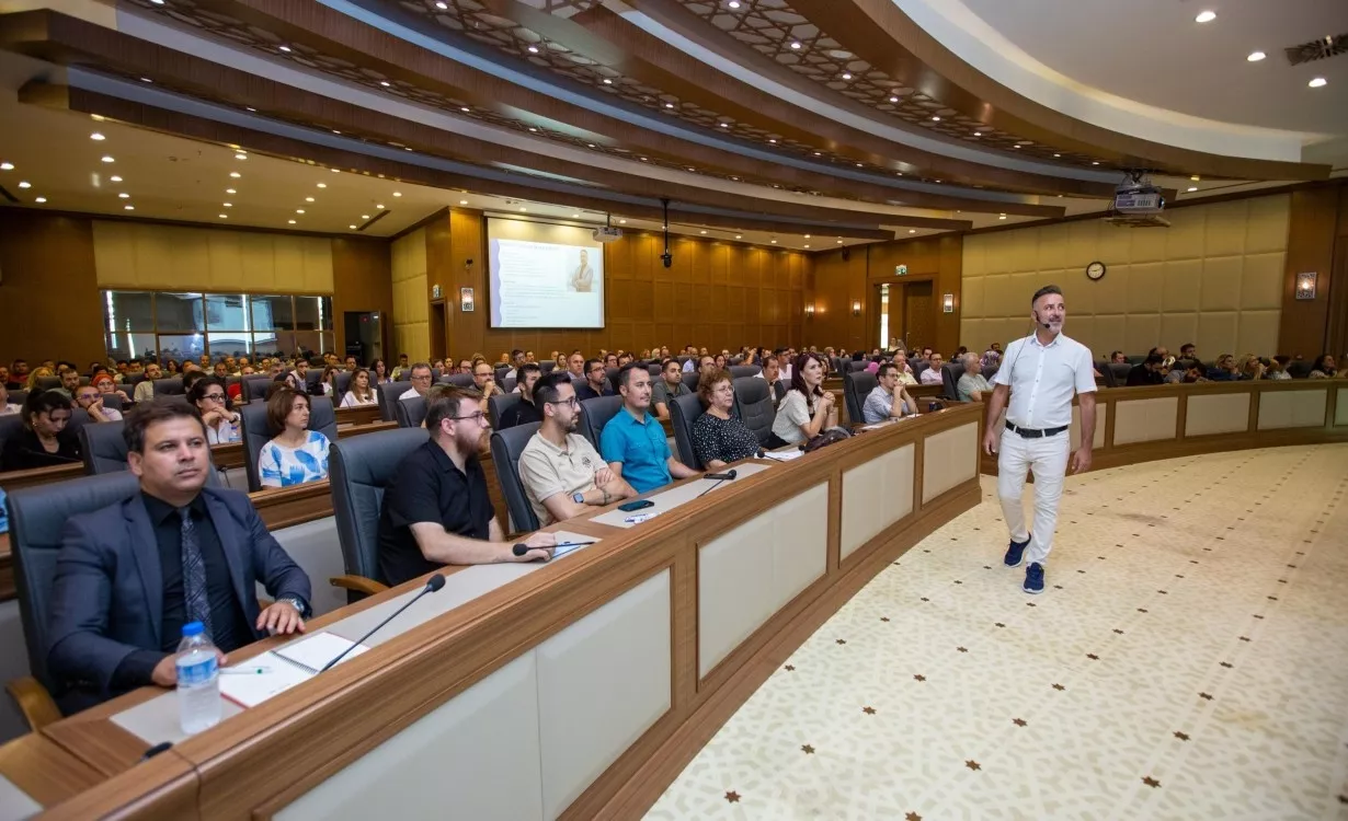 Mustafa Bozbey - KURUM İÇİ EĞİTİMLERLE DİJİTAL DÖNÜŞÜME HAZIRLANIYORUZ - Yapay zeka teknolojilerinden yararlanarak çalışmalarımızı daha verimli yürütebilmek amacıyla çalışma arkadaşlarımıza eğitimler veriyoruz. İnsan Kaynakları ve Eğitim Dairesi Başkanlığı'na bağlı Eğitim Şube Müdürlüğümüz tarafından düzenlenen eğitim programı kapsamında belediye personellerine 