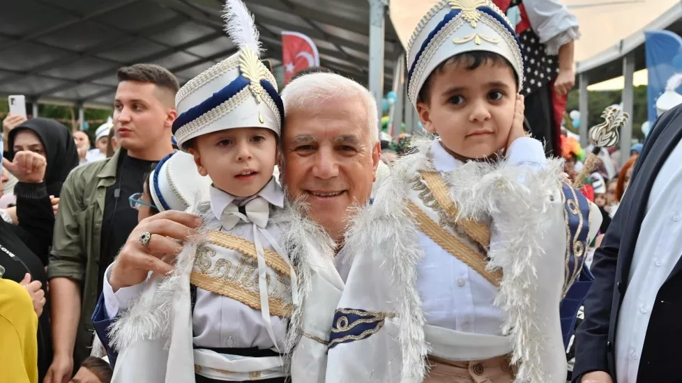 Mustafa Bozbey - TOPLU SÜNNET ŞÖLENİ - Halka dokunan projelerle her konuda ihtiyaç sahibi ailelerin yanındayız. Geleneksel sünnet şöleninde 1000 çocuk erkekliğe ilk adımını atarken çocuklarımızın ve ailelerimizin sevincine ortak olduk.