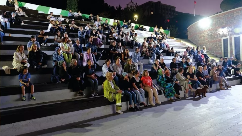 Mustafa Bozbey - ATATÜRK SPOR SALONU'NDA KAPASİTE ARTIYOR - Yenileme çalışmalarını yürüttüğümüz Atatürk Spor Salonu'nun kapasitesini 3 bin kişiden 5 bin kişiye çıkarıyoruz. Ulu Önderimiz Gazi Mustafa Kemal Atatürk'ün destekleriyle yapılan, nice başarılara ev sahipliği yapan tarihi şeref tribününü de anılarımızı yaşatmak ve gelecek kuşaklara aktarmak için yeniden inşa ediyoruz.