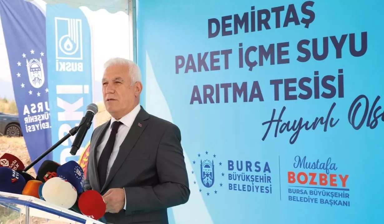 Mustafa Bozbey - İÇME SUYUNA 140 MİLYONLUK DEV YATIRIM - Sağlıklı, nitelikli ve kesintisiz içme suyu temini noktasında da yatırımlarımız devam ediyor. Kuraklık dönemlerinde ihtiyaç halinde kullanılan derin su kuyularından çıkarılan suların kalitesinin artırılması amacıyla 140 milyon liralık yatırımla inşa edilen Demirtaş Paket içme Suyu Arıtma Tesisi hizmete alındı.