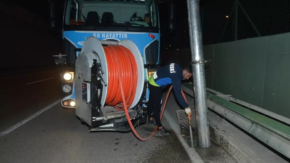 Mustafa Bozbey - BUSKİ KESİNTİSİZ HİZMET İÇİN ARALIKSIZ ÇALIŞIYOR - BUSKİ tarafından gerçekleştirilen su ve altyapı yatırımlarıyla Bursa'mızın geleceğine emin adımlarla yürüyoruz. Son altı ayda 17 ilçede, toplam 151 bin 741 mt içme suyu hattı, 5 adet içme suyu deposu, 5.354 mt evsel içme suyu, 50.396 mt kanalizayon hattı, 16.528 mt yağmur suyu hattı, 250 mt dere ıslahı, 16.750 mt dere temizliği, 5 adet sulama göleti, 5 adet sulama tesisi, 2 adet derin su kuyusu çalışmalarını tamamladık.